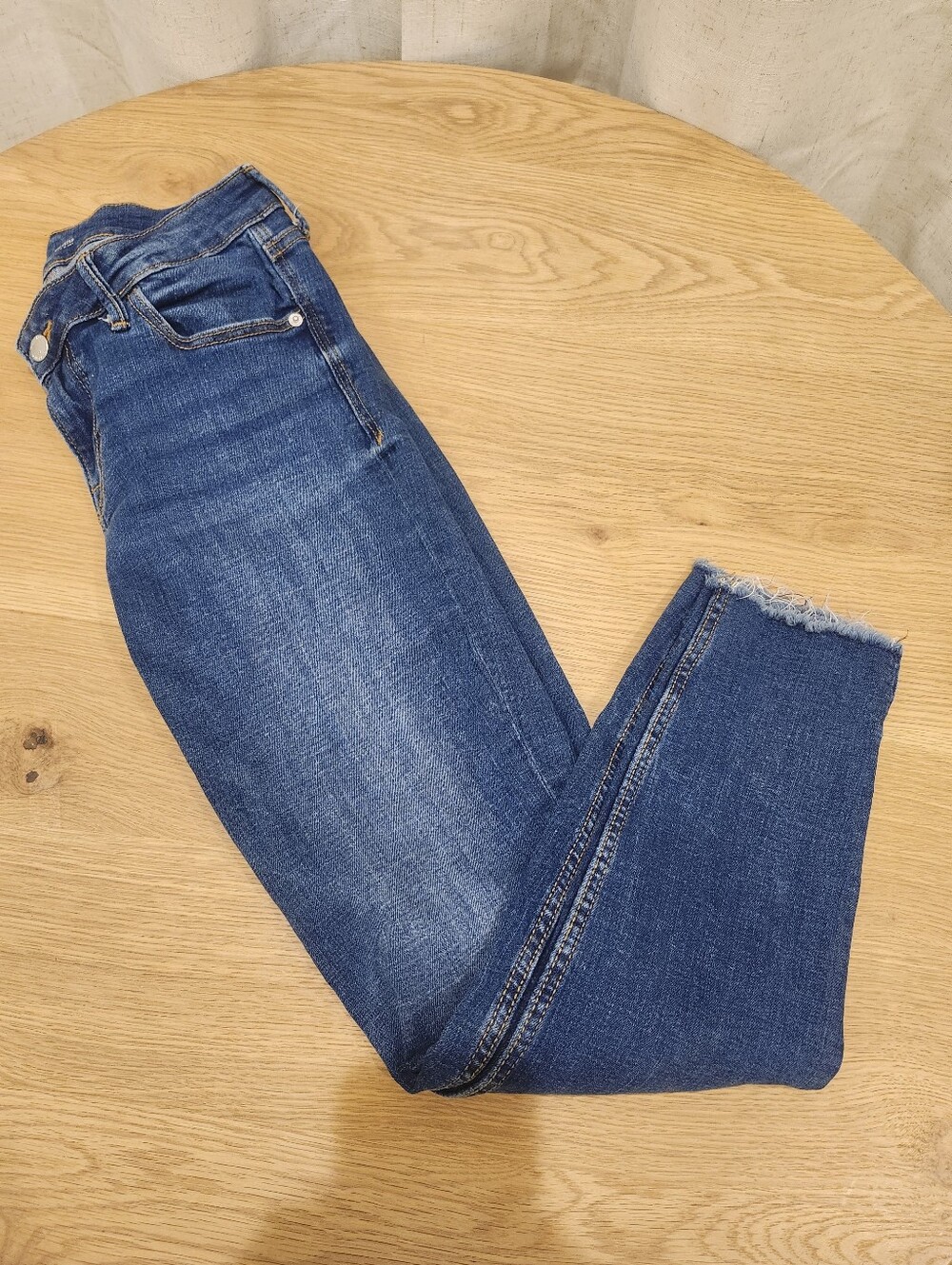 Old Navy Classic Mid-Rise Skinny Jeans in Medium Blue With Slit Hem Size 6